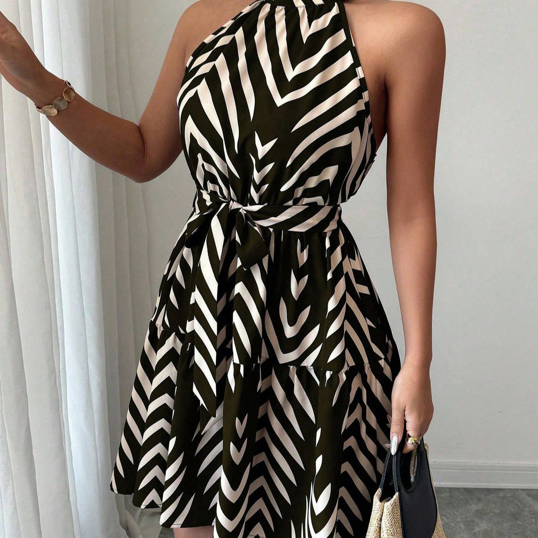 Leichtes Damen Freizeitkleid, gestuft, mit Neckholder, Taillengürtel & modischem Grafik-Print. Bequemes Sommerkleid.