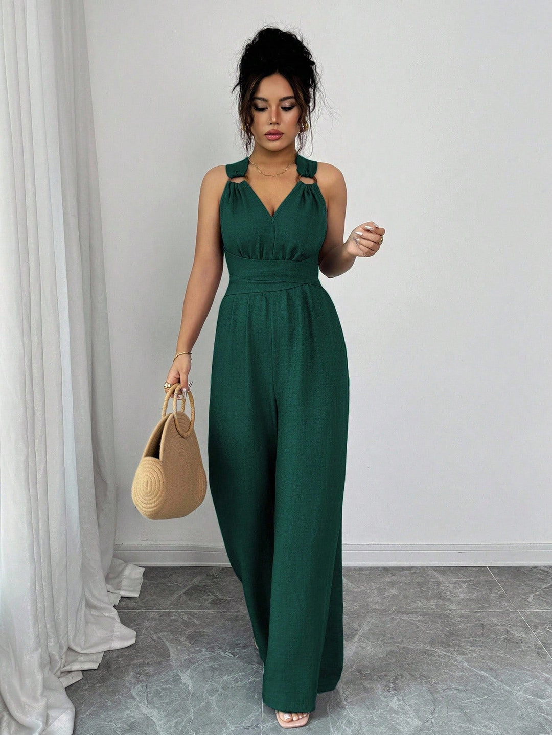 Vielseitiger Damen Jumpsuit: weites Bein, V-Ausschnitt, Taillengürtel. Moderne Eleganz für Tag und Nacht.