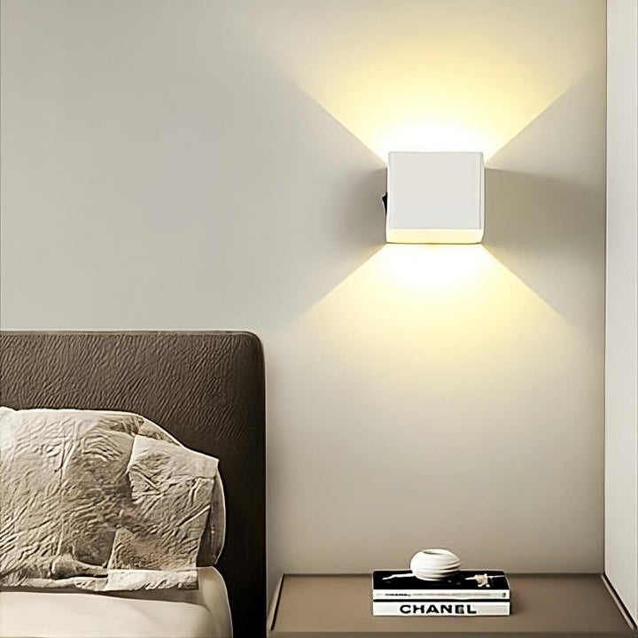 Energieeffiziente LED Wandleuchte im modernen Stil. Ideal als Akzentbeleuchtung für Wohnzimmer & Flur.