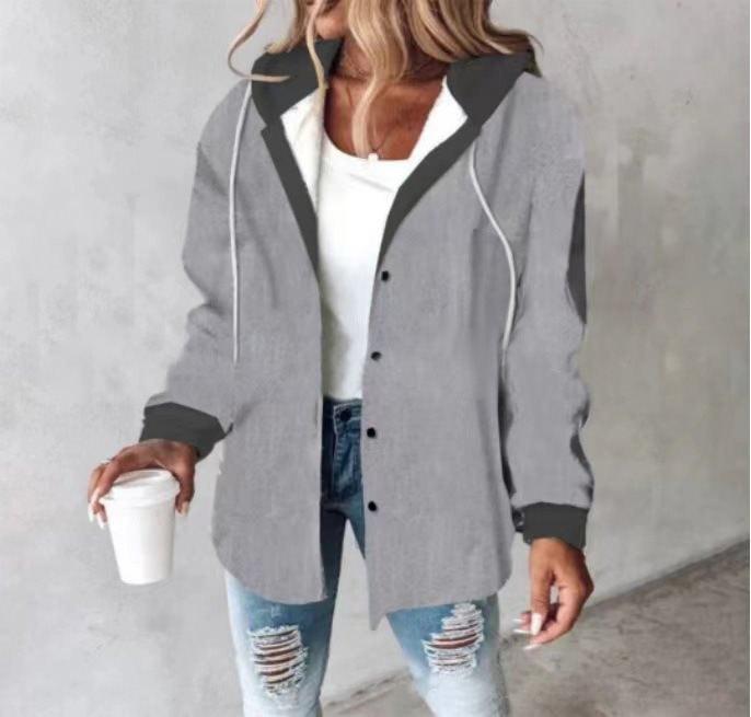 Moderne Damen Kapuzenjacke mit Karomuster. Ergänzt jedes Freizeit- oder Herbst-Outfit perfekt.