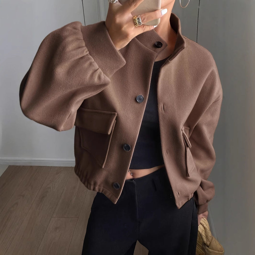 Stilvolle braune Damen Kurzjacke mit Stehkragen, perfekt für Business & Casual Outfits. Trendige Herbstmode.