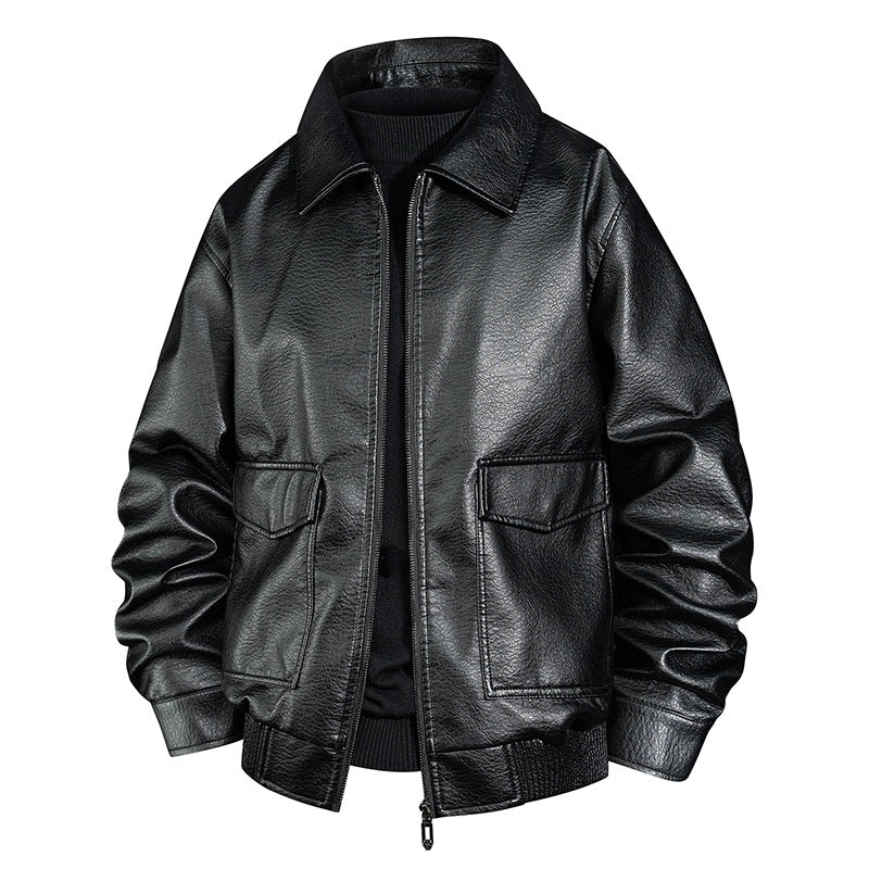 Moderner Mann trägt stylische Übergangsjacke, perfekt für Outdoor-Aktivitäten und Stadtbummel.