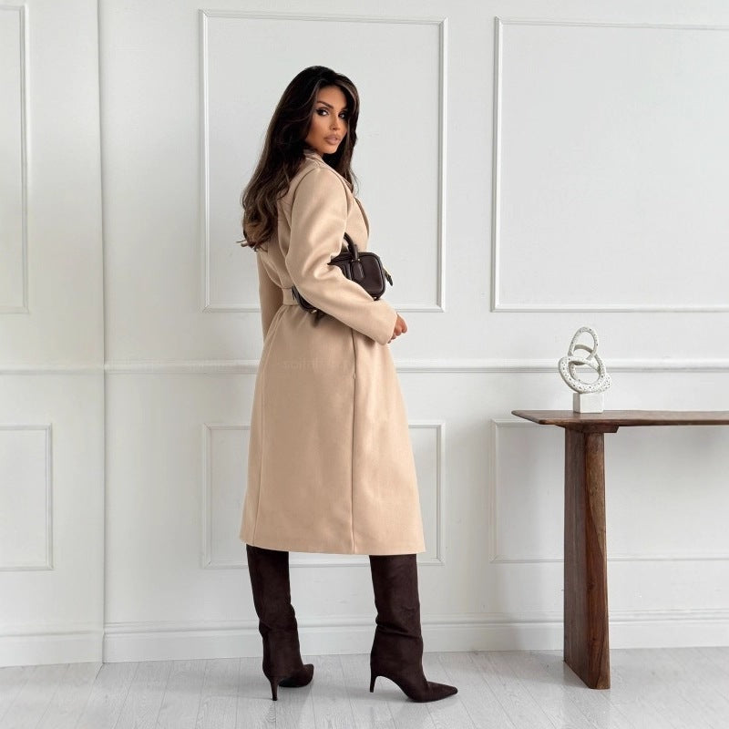 Moderner Damen Wintermantel mit Taillengürtel, Eleganz trifft Funktionalität, vielseitig in Braun.