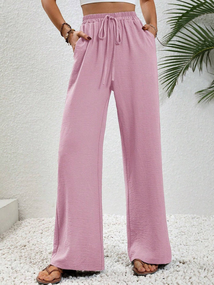 Trendige Sommerhose für Damen, weit ausgestellt, mit hohem Bund und Kordeldetails.