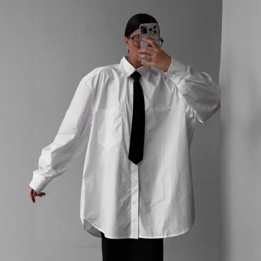 Modisches Damen Langarmhemd, Oversized Bluse in Weiß, perfekt für Alltagskleidung oder elegante Anlässe.