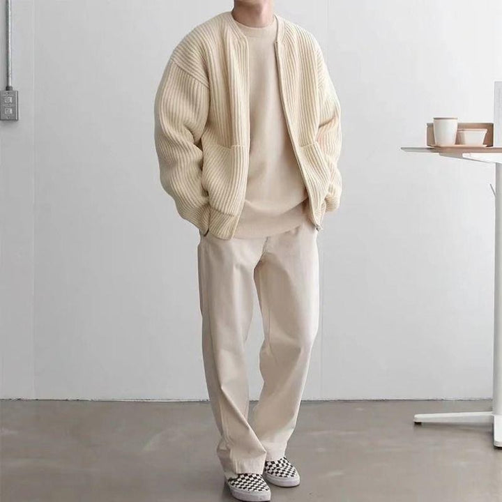 Klassische gerippte Herren Strickjacke für vielseitige Looks. Idealer Cardigan für Herrenmode & Layering.