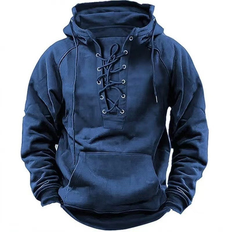 Mann trägt stylischen Kapuzenpullover mit Kängurutasche, perfekt für Outdoor-Aktivitäten an kühlen Tagen.