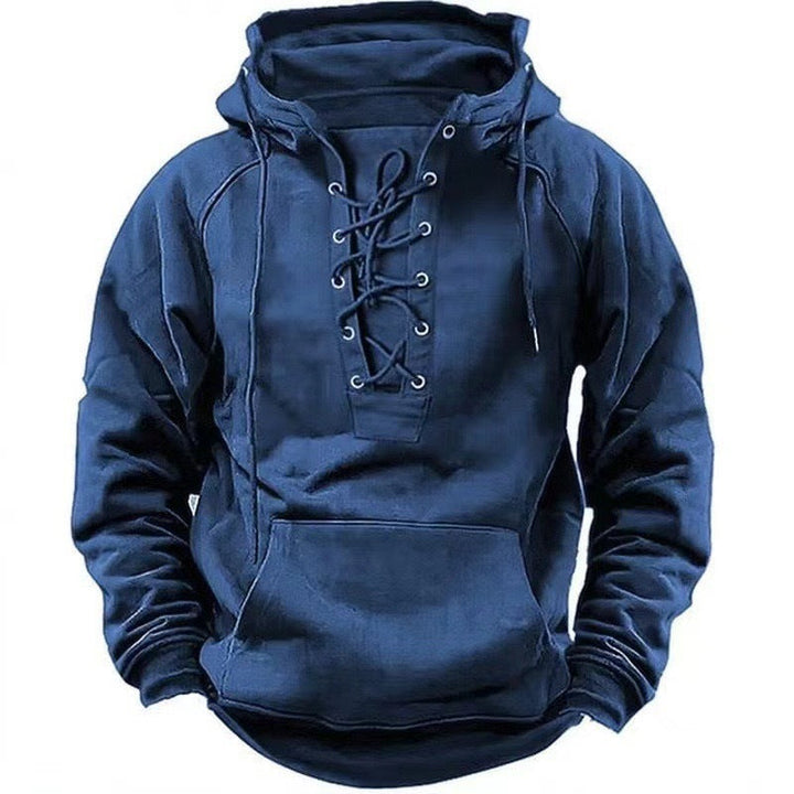 Mann trägt stylischen Kapuzenpullover mit Kängurutasche, perfekt für Outdoor-Aktivitäten an kühlen Tagen.