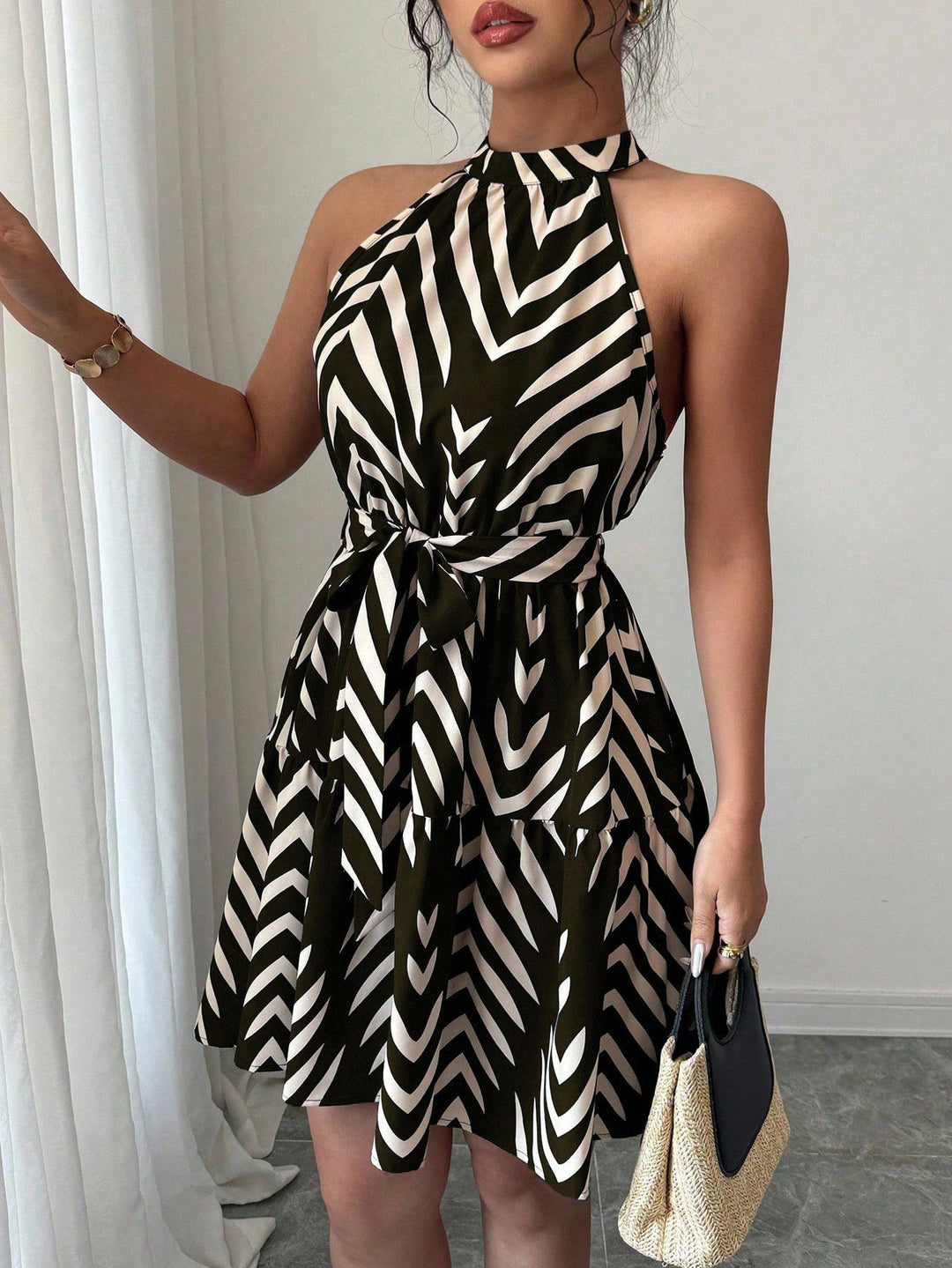 Elegantes Damen Freizeitkleid, gestuft, mit Neckholder & Taillengürtel. Modischer Grafik-Print für den Sommerurlaub.