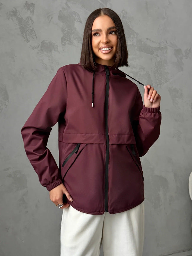Komfortable & winddichte Damen Leichtjacke. Mit Kapuze, Reißverschlusstaschen. Perfekte Reisejacke.
