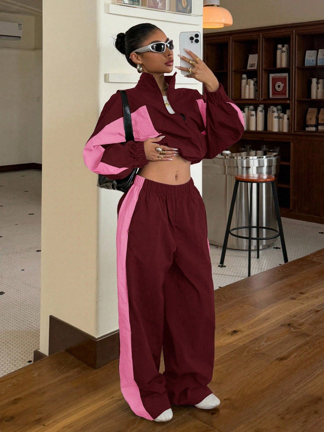 Trendiger Damen Zweiteiler: Oversized Crop-Jacke und weite Jogginghose mit markanten Kontraststreifen.