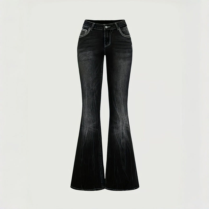 Nahaufnahme der feinen Stickerei auf den schwarzen Damen Bootcut Jeans. Stilvolles Denim-Design.