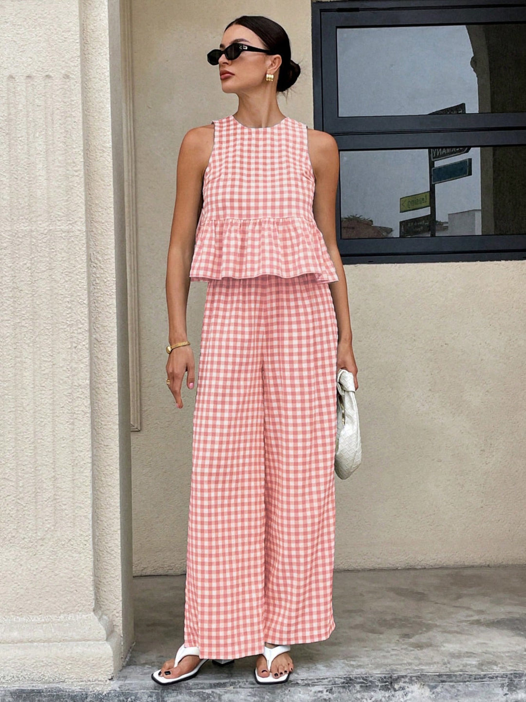 Nahaufnahme des trendigen Vichy-Karo-Musters auf dem Damen Zweiteiler, ideal für den Sommerlook.