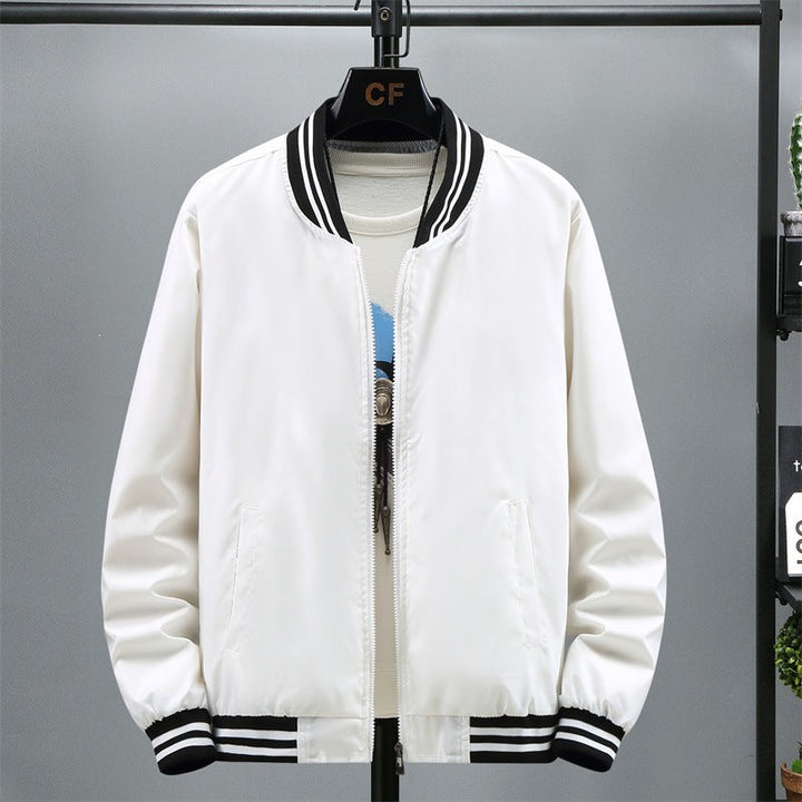 Vielseitige Herren Bomberjacke mit Kontraststreifen, perfekt als Übergangsjacke für Frühling und Herbst. Eine modische Freizeitjacke.