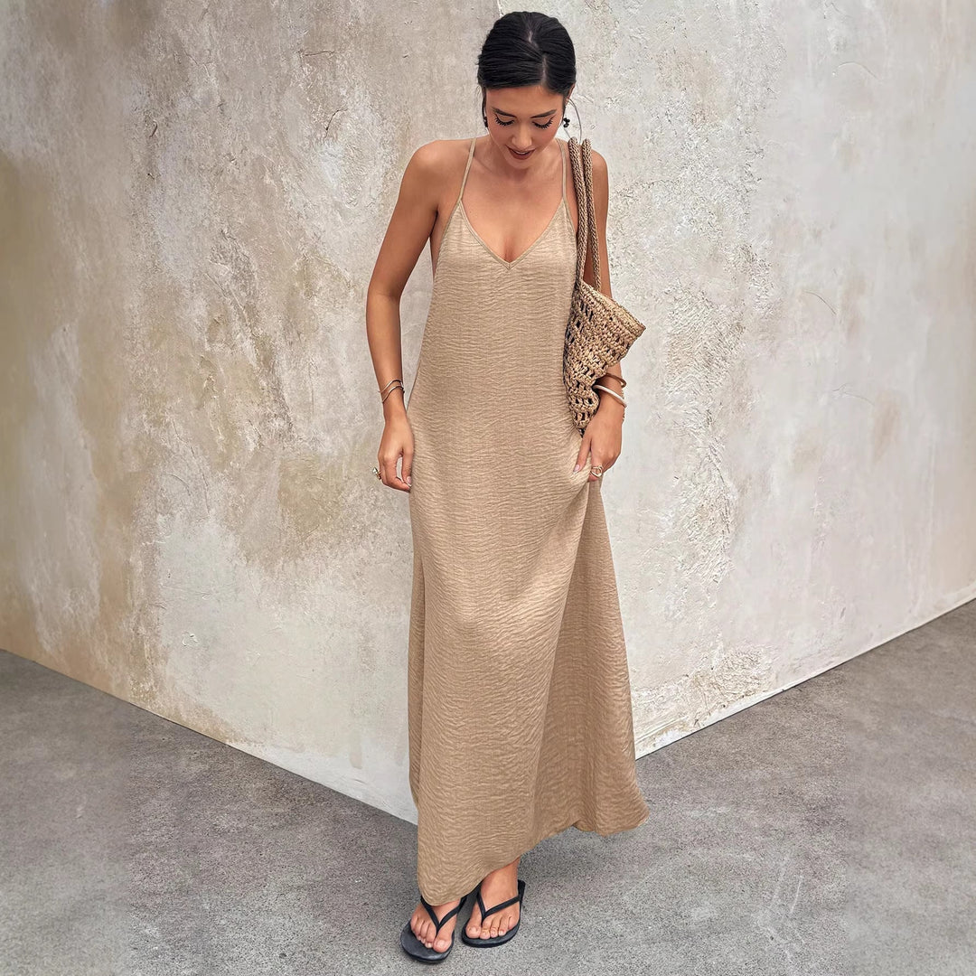 Elegantes, langes Sommerkleid mit V-Ausschnitt und filigranen Spaghettiträgern, fließend und leicht.