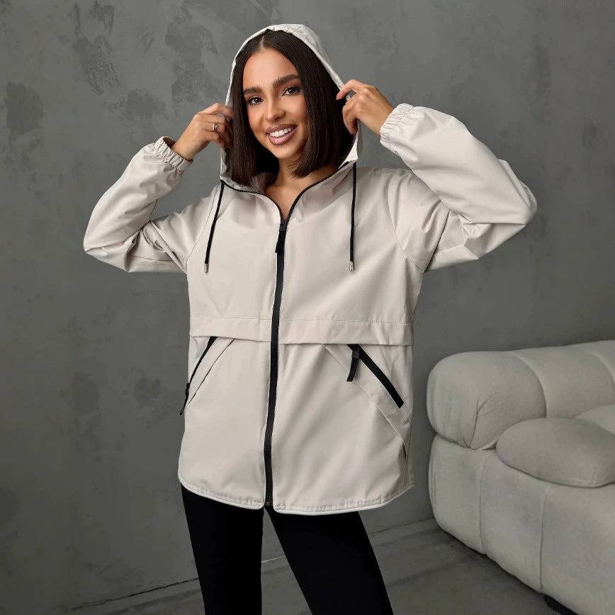 Sportliche Übergangsjacke für Damen, winddicht, mit Kapuze. Ideal für Outdoor-Aktivitäten.