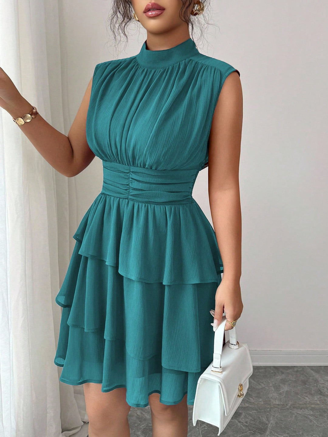 Fließendes Damen Stufenkleid ärmellos mit Stehkragen; ein Must-have für sommerliche Partys.