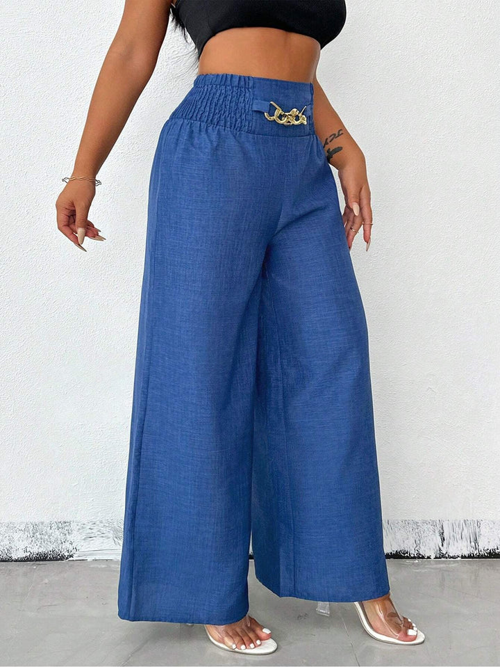 Edle Damenhose, weites Bein, hoher Bund mit Smock & dezenter Kette. Bequeme Sommerhose für modische Auftritte.