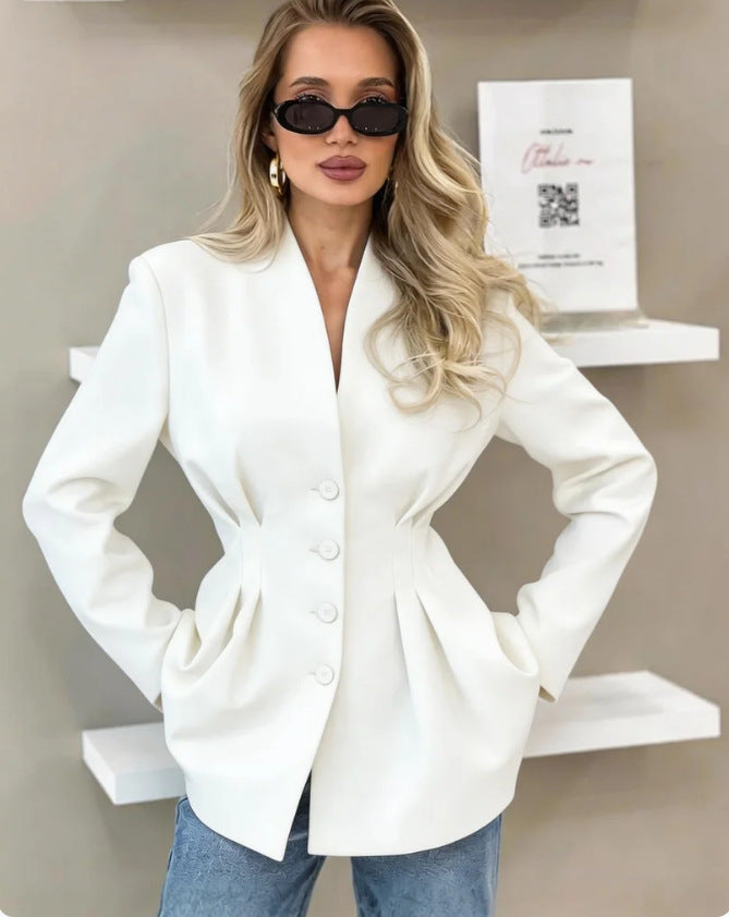 Dame in Bewegung mit klassischer Damen Blazerjacke, elegant & bequem für Business- und Freizeit-Outfits.