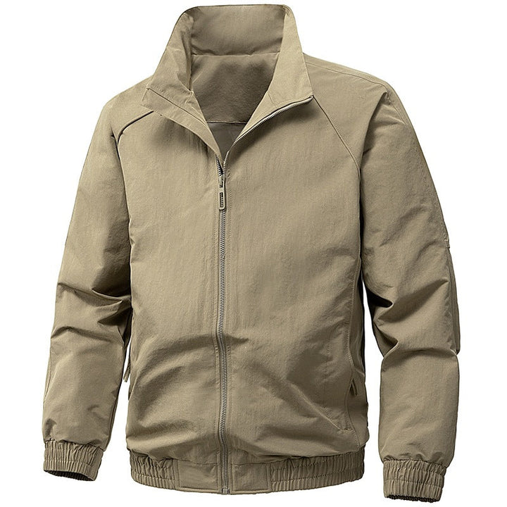 Wetterfeste Herren-Windjacke mit Reißverschluss, atmungsaktiv & stylisch. Perfekt für den Übergang.