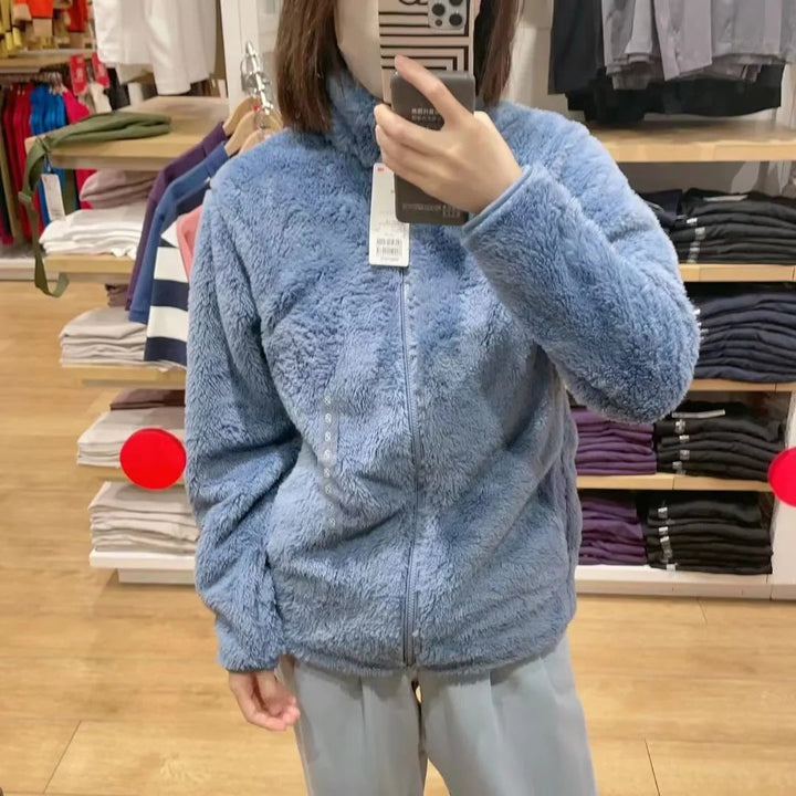 Sportliche Damen Outdoorjacke, extra warm und weich mit Hochkragen & durchgehendem Reißverschluss.