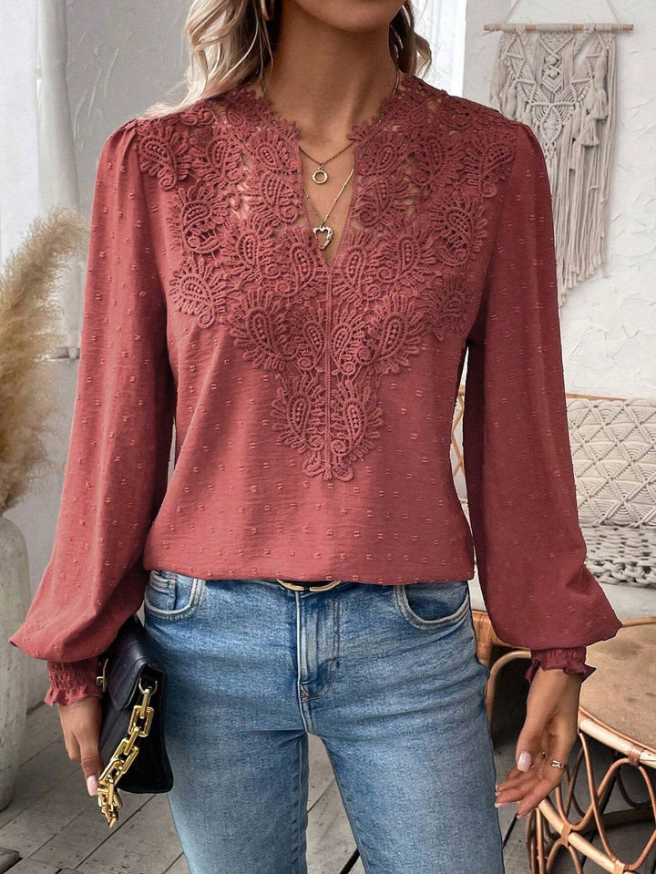 Weiße Damen Bluse mit Spitze, V-Ausschnitt und feinem Schweizer Punkt Muster. Lange geraffte Ärmel.