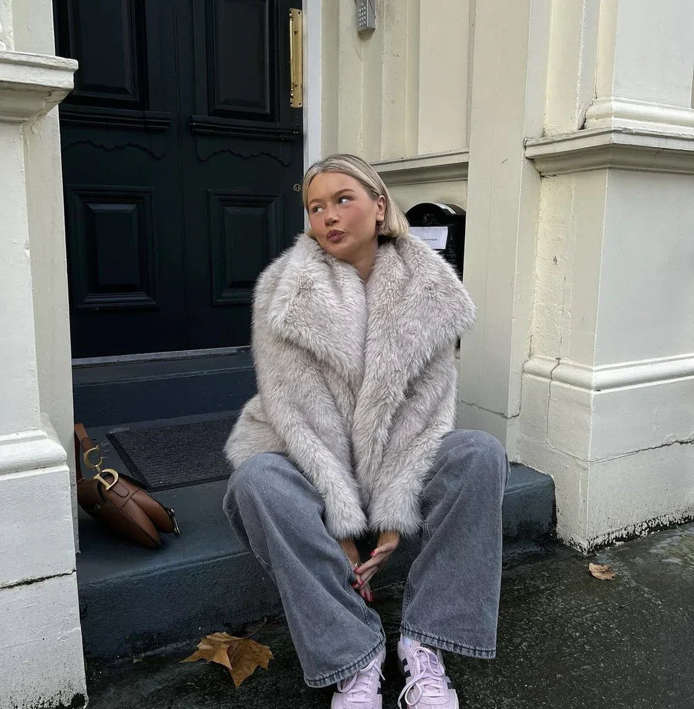 Elegante & moderne Damen Kapuzenjacke, kurz geschnitten, ideal für den stilvollen Winter-Look.
