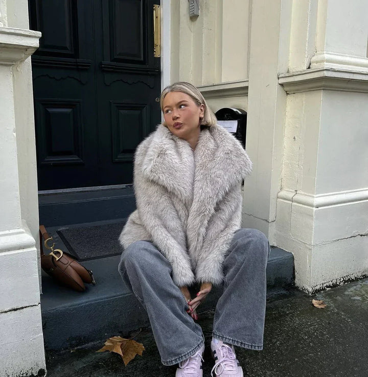 Elegante & moderne Damen Kapuzenjacke, kurz geschnitten, ideal für den stilvollen Winter-Look.