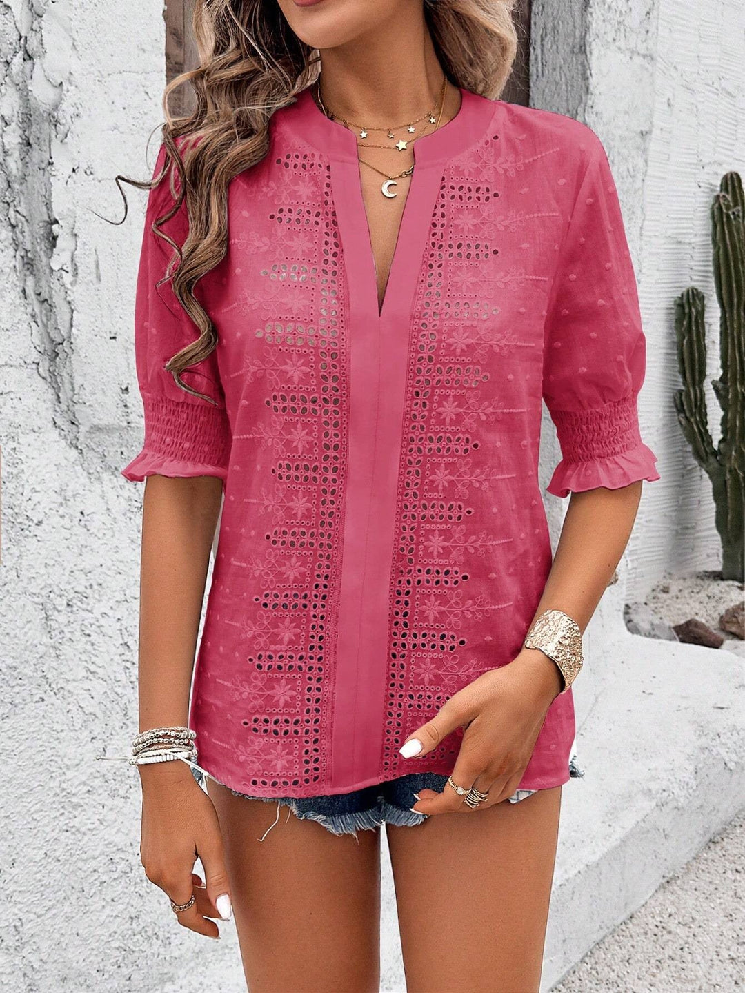 Boho-Tunika Damen mit eleganter Lochstickerei Broderie Anglaise, V-Ausschnitt & 3/4-Ärmeln, lässig & schick.