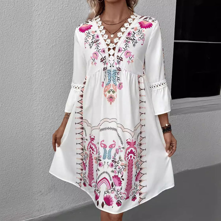 Feminines, elegantes Damen Boho-Kleid mit Häkel-V-Ausschnitt, filigraner Stickerei und fließender Silhouette.