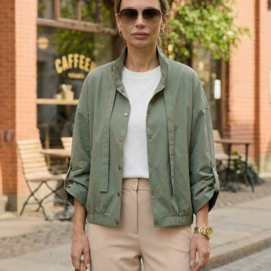Damen Übergangsjacke mit hohem Kragen, kurz & stilvoll. Perfekt für Freizeit & Casual Mode.