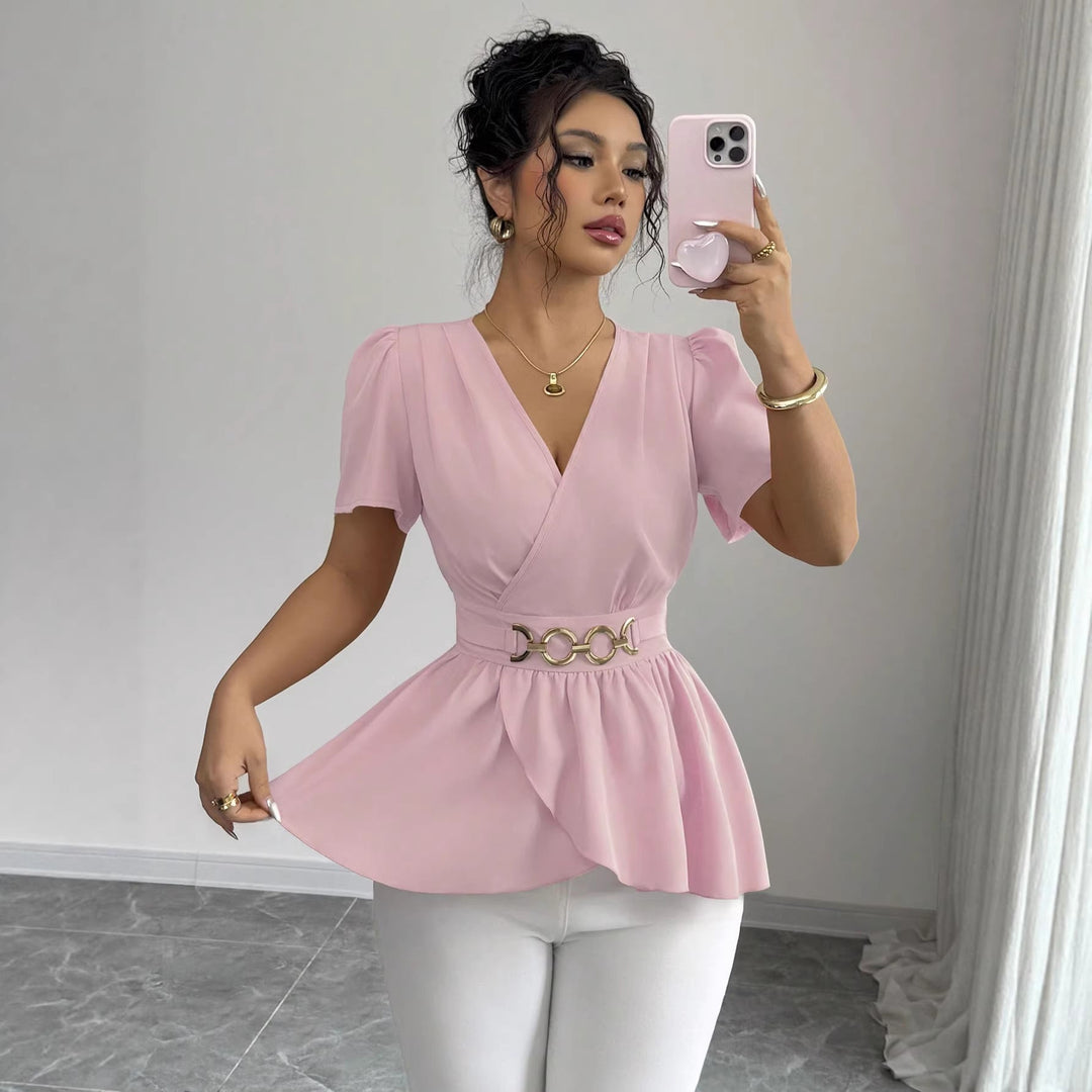 Modische Kurzarm-Wickelbluse für Damen mit figurbetonendem Gürtel und chicem asymmetrischen Volant.