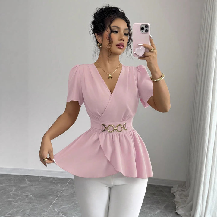 Modische Kurzarm-Wickelbluse für Damen mit figurbetonendem Gürtel und chicem asymmetrischen Volant.