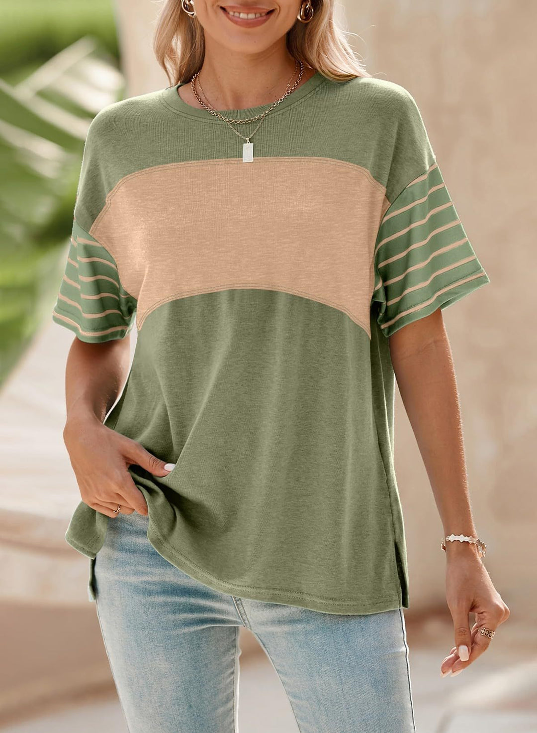 Damen Oversize-Shirt mit markanten gestreiften Ärmeln & Kontrastpaneel. Lässiges Shirt mit Seitenschlitzen für Damen.