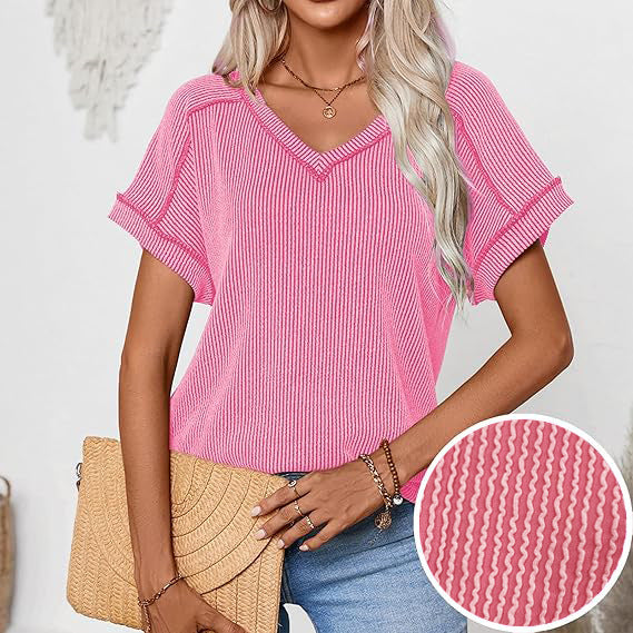 Zeitloses Damen Feinstricktop mit V-Ausschnitt und umgeschlagenen Ärmeln, perfekt für casual Looks.