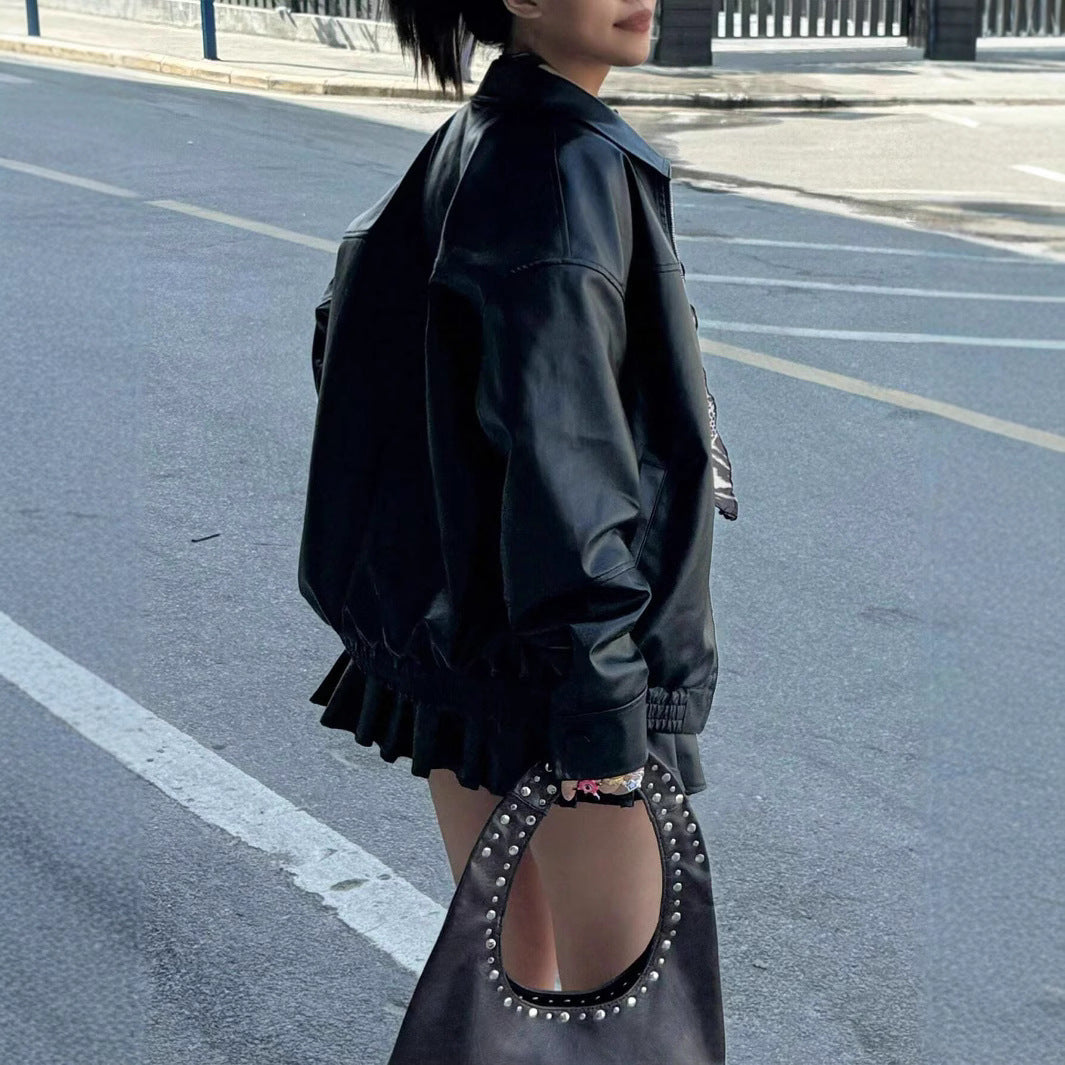 Schicke Damen Freizeitjacke aus Kunstleder für Frühling & Herbst. Moderne schwarze Übergangsjacke für jeden Tag.