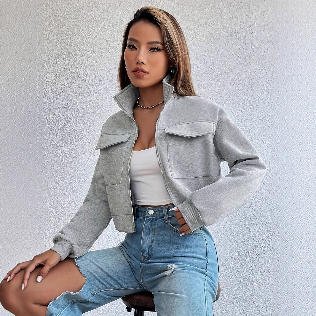 Trendige Kurzjacke für Damen mit Reißverschluss und praktischen Taschen, vielseitig und bequem.