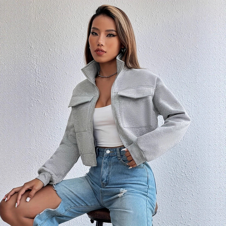 Trendige Kurzjacke für Damen mit Reißverschluss und praktischen Taschen, vielseitig und bequem.