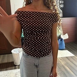 Stilvolles Polka-Dot Top für Damen, schulterfrei und kurzarm, betont die Figur elegant.