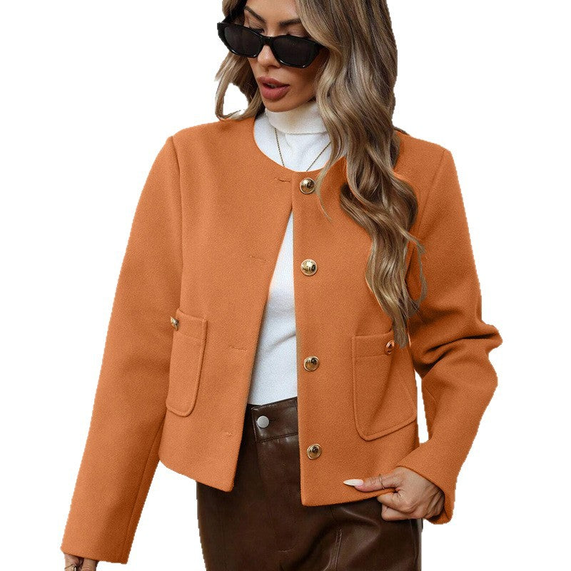 Stylische Damen Kurzjacke mit edlen Goldknöpfen. Trendige Oberbekleidung für einen eleganten Look.