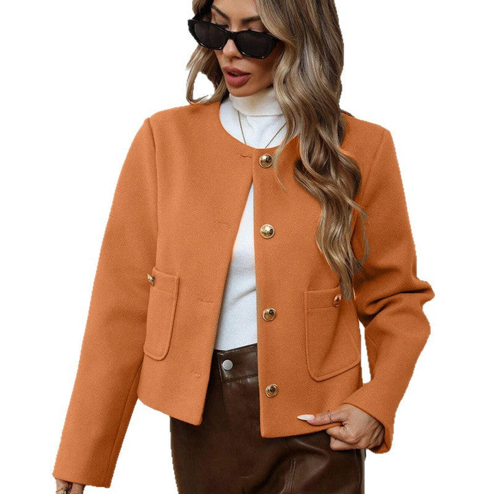 Stylische Damen Kurzjacke mit edlen Goldknöpfen. Trendige Oberbekleidung für einen eleganten Look.
