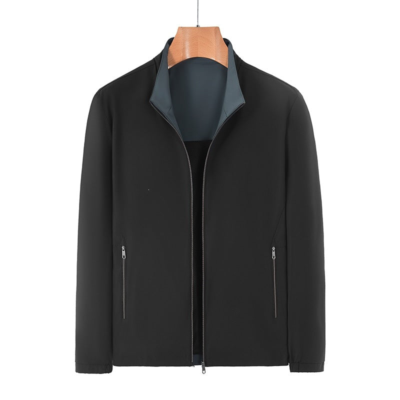 Funktionsjacke Herren in Aktion, atmungsaktiv und wasserdicht, optimal für Sport & Wanderungen.