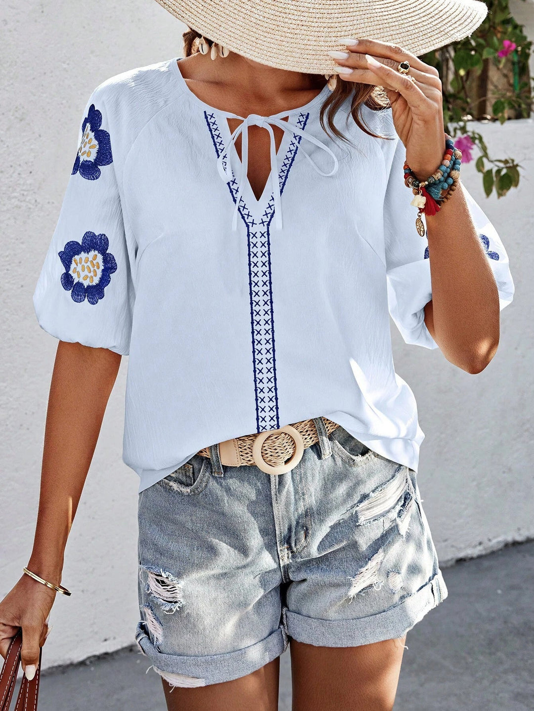 Luftige Damen Kurzarm-Bluse mit V-Ausschnitt und detailreicher Stickerei. Komfortable Boho-Bluse für den Sommer.