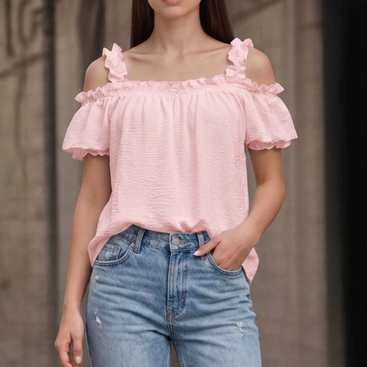 Stylisches schulterfreies Top für Damen, ideal als Strand Outfit oder für sommerliche Casual Mode.