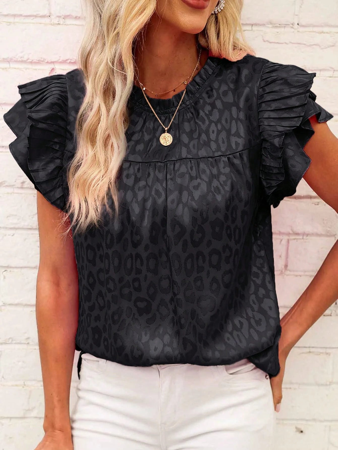 Vielseitige Damenbluse mit elegantem Leoprint und gestuften Volantärmeln, ideal für Abendmode oder Bürokleidung.