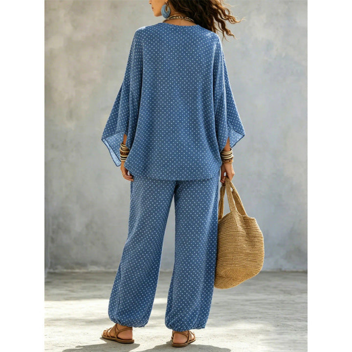 Damen Boho Lounge-Set in hellem Ton mit dezentem Punktdesign, bestehend aus V-Ausschnitt Top und Palazzohose.