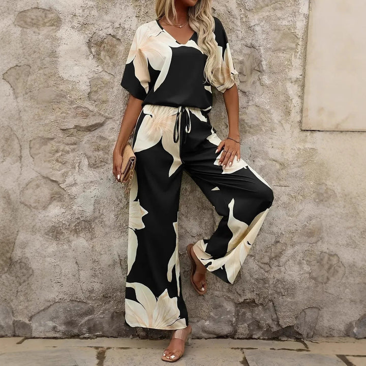 Detailansicht: Luftiger Damen Hosenanzug mit lebhaftem Blumenmuster, perfekt für den Sommer.