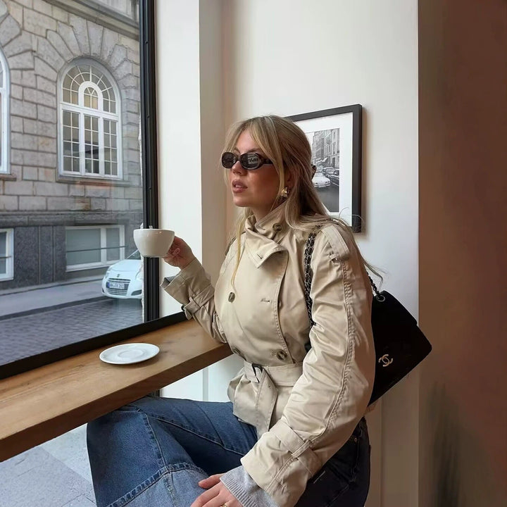 Kurzer Damen Trenchcoat mit Taillengürtel und klassischem Design, perfekte elegante Übergangsjacke für Damenmode.