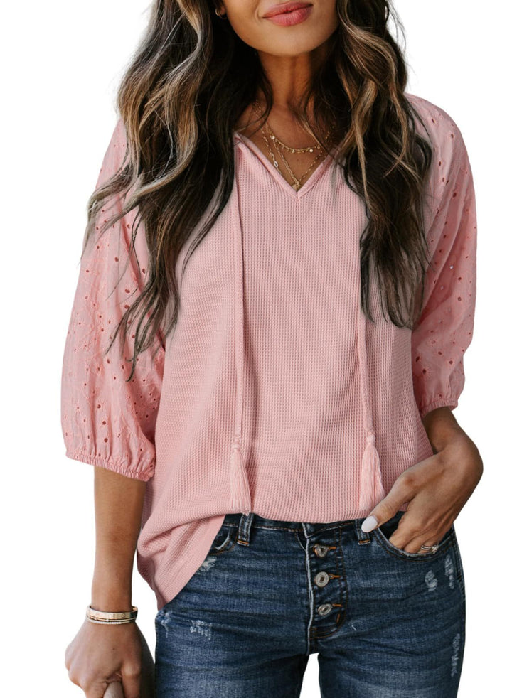 Damen Freizeitshirt aus Waffelstoff mit V-Ausschnitt, gestickten Puffärmeln & Quasten; bequem & feminin.