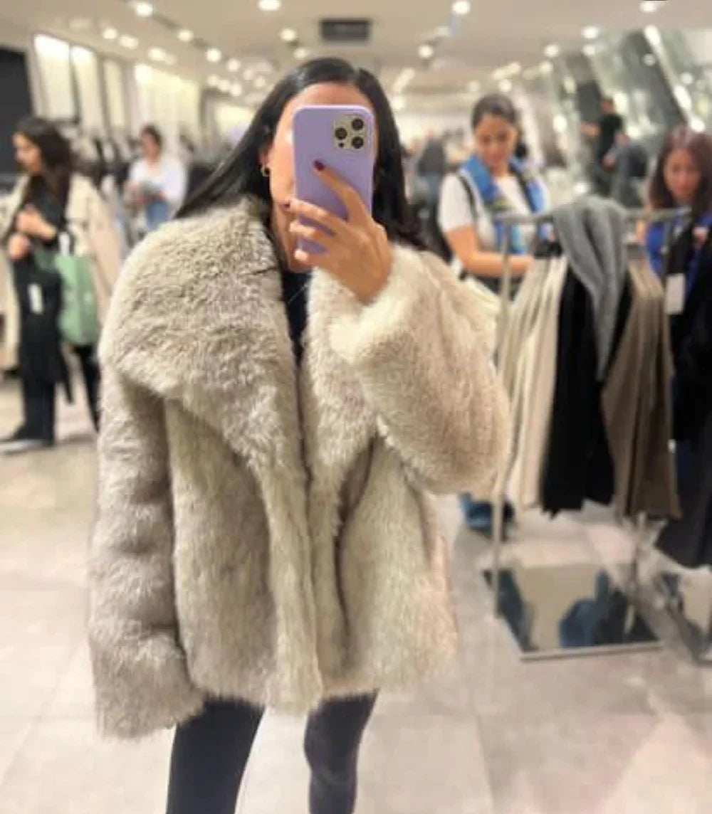 Stylische Damen Winterjacke mit warmer Kapuze und Pelzbesatz, perfekt für kalte Tage.